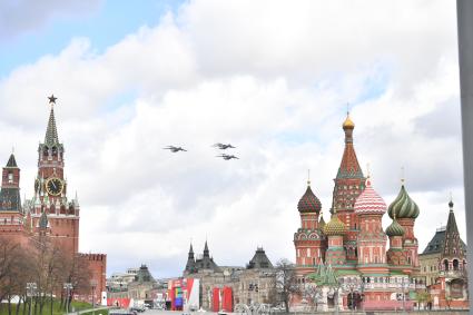 Моска.  Репетиция воздушной части парада в честь 77-й годовщины Победы в Великой Отечественной войне.