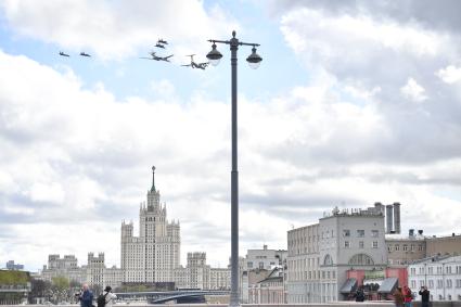 Моска. Самолет-заправщик Ил-78, стратегический бомбардировщик-ракетоносец Ту-160 и истребители МиГ-31 на репетиции воздушной части парада в честь 77-й годовщины Победы в Великой Отечественной войне.
