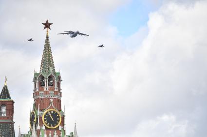 Моска.  Репетиция воздушной части парада в честь 77-й годовщины Победы в Великой Отечественной войне.