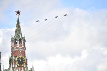 Моска.  Истребители-перехватчики МиГ-31И   на репетиции воздушной части парада в честь 77-й годовщины Победы в Великой Отечественной войне.