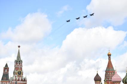 Моска. Репетиция воздушной части парада в честь 77-й годовщины Победы в Великой Отечественной войне.