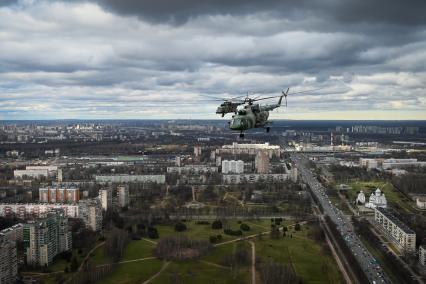 Санкт-Петербург.  Авиационная группа вертолетов Ми-8 во время репетиции парада Победы, посвященного 77-й годовщине Победы в Великой Отечественной войне.