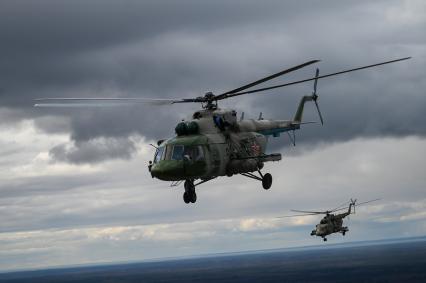 Санкт-Петербург.  Авиационная группа вертолетов Ми-8 во время репетиции парада Победы, посвященного 77-й годовщине Победы в Великой Отечественной войне.