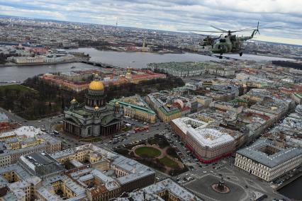 Санкт-Петербург.  Авиационная группа вертолетов Ми-8 во время репетиции парада Победы, посвященного 77-й годовщине Победы в Великой Отечественной войне.