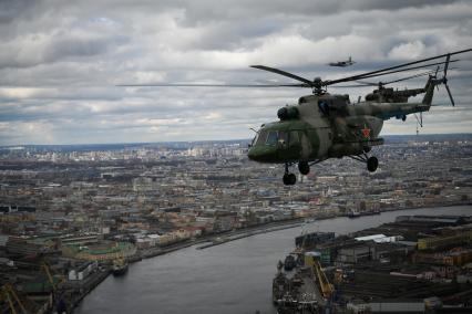 Санкт-Петербург.  Авиационная группа вертолетов Ми-8 во время репетиции парада Победы, посвященного 77-й годовщине Победы в Великой Отечественной войне.