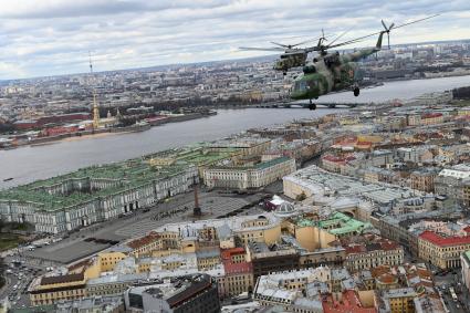 Санкт-Петербург.  Авиационная группа вертолетов Ми-8 во время репетиции парада Победы, посвященного 77-й годовщине Победы в Великой Отечественной войне.