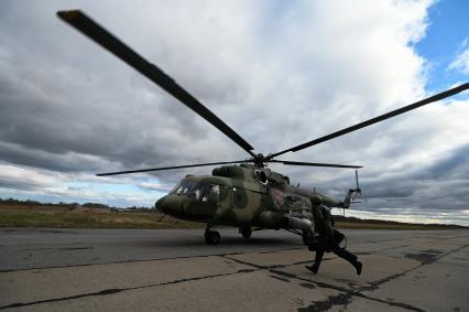 Санкт-Петербург.  Авиационная группа вертолетов Ми-8 перел началом репетиции  парада Победы, посвященного 77-й годовщине Победы в Великой Отечественной войне.