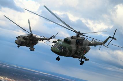 Санкт-Петербург. Авиационная группа вертолетов Ми-8 во время репетиции парада Победы, посвященного 77-й годовщине Победы в Великой Отечественной войне.