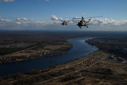 Санкт-Петербург.  Авиационная группа вертолетов Ми-8 во время репетиции парада Победы, посвященного 77-й годовщине Победы в Великой Отечественной войне.