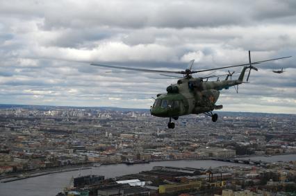 Санкт-Петербург.  Авиационная группа вертолетов Ми-8 во время репетиции парада Победы, посвященного 77-й годовщине Победы в Великой Отечественной войне.