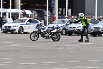 Москва. Выступление пилотажной группы `Каскад` УГИБДД Москвы в рамках ежегодного весеннего мотофестиваля, приуроченного к открытию мотосезона.