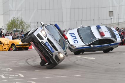 Москва. Автомобили пилотажной группы `Каскад` команды действующих сотрудников московского ГИБДД во время выступления на ежегодном весеннем мотофестивале, приуроченного к открытию мотосезона.