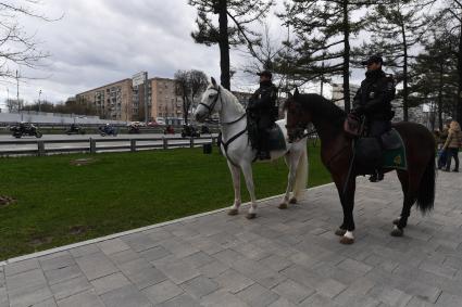 Москва. Конная полиция во время VIII Международного мотомарша `Дороги Победы - Встреча на Рубеже`, приуроченного к 77-й годовщине Победы в Великой Отечественной войне.