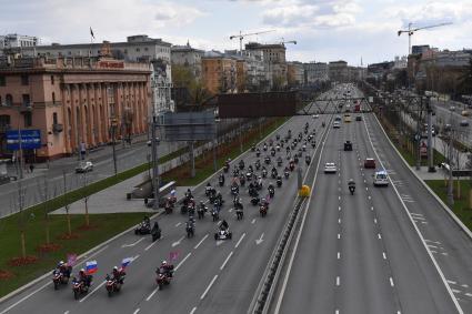 Москва. Участники VIII Международного мотомарша `Дороги Победы - Встреча на Рубеже`, приуроченного к 77-й годовщине Победы в Великой Отечественной войне, на Ленинградском проспекте.