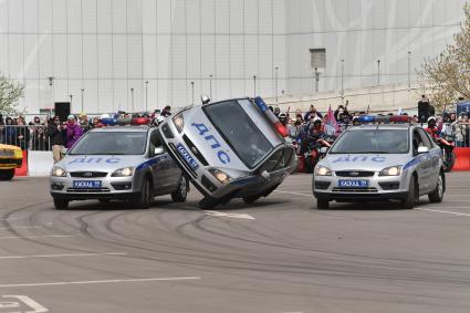 Москва. Автомобили пилотажной группы `Каскад` команды действующих сотрудников московского ГИБДД во время выступления на ежегодном весеннем мотофестивале, приуроченного к открытию мотосезона.