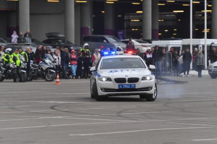 Москва. Автомобиль пилотажной группы `Каскад` команды действующих сотрудников московского ГИБДД во время выступления на ежегодном весеннем мотофестивале, приуроченного к открытию мотосезона.