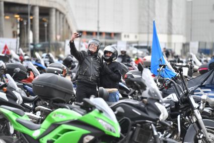 Москва. Участники VIII Международного мотомарша `Дороги Победы - Встреча на Рубеже`, приуроченного к 77-й годовщине Победы в Великой Отечественной войне.