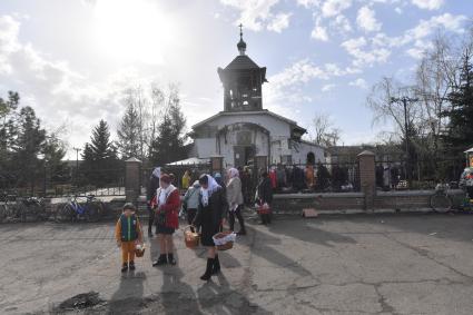 Волноваха, Донецкая народная республика. Верующие   во время освящения пасхальных яиц и куличей после пасхальной службы в Православном храме.