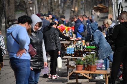 Волноваха, Донецкая народная республика. Торговля на улицах города.