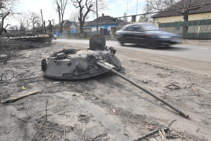 Волноваха, Донецкая народная республика. Остатки разрушенной  военной техника на улице города, разрушенного  в результате обстрела.