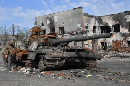 Волноваха, Донецкая народная республика. Обгоревшая военная техника на улице города, разрушенного в результате обстрела.