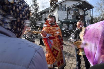 Волноваха, Донецкая народная республика. Верующие и священнослужитель во время освящения пасхальных яиц и куличей после пасхальной службы в Православном храме.