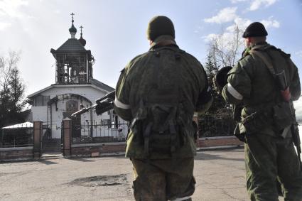 Волноваха, Донецкая народная республика. Военнослужащие ДНР  у пострадавшего во время боевых действий Свято-Преображенского храма .