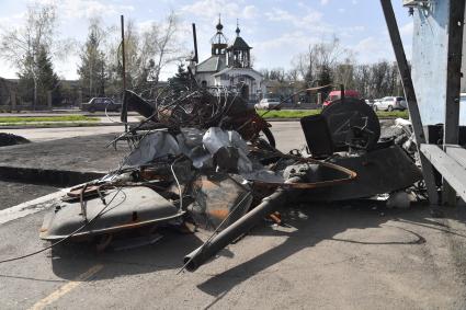 Волноваха, Донецкая народная республика. Останки военной техники  на улице города.