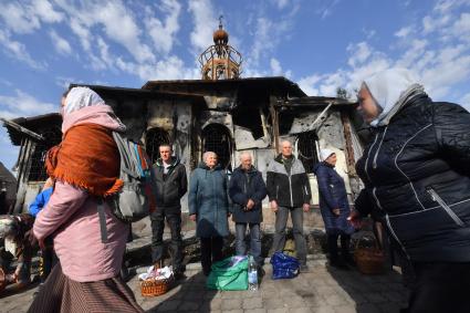 Волноваха, Донецкая народная республика. Верующие во время освящения пасхальных яиц и куличей после пасхальной службы в Православном храме.