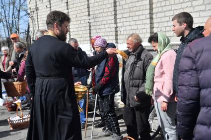 Волноваха, Донецкая народная республика. Верующие у Свято-Тихвинского храма .