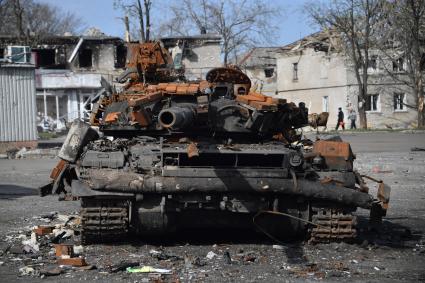 Волноваха, Донецкая народная республика. Обгоревшая военная техника на улице города, разрушенного в результате обстрела.