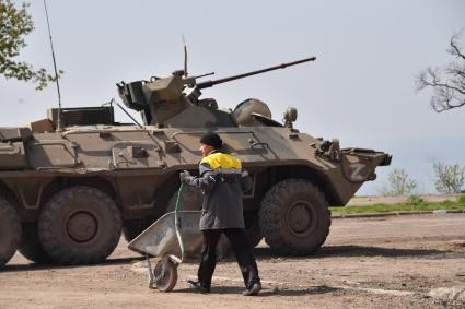 Донецкая область. г.Мариуполь. Военная техника на одной из улиц города.