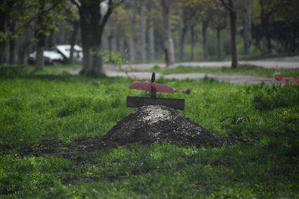 Донецкая область. г.Мариуполь. Могилы местных жителей на улице города.