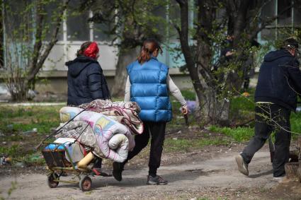 Донецкая область. г.Мариуполь. Местные жители на одной из улиц города.