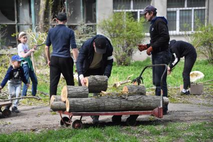 Донецкая область. г.Мариуполь. Местные жители собирают дрова на улице города.