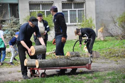 Донецкая область. г.Мариуполь. Местные жители собирают дрова на улице города.