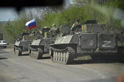 Донецкая область. г.Мариуполь. Колонна военной техники и флаг Донецкой Народной Республики.