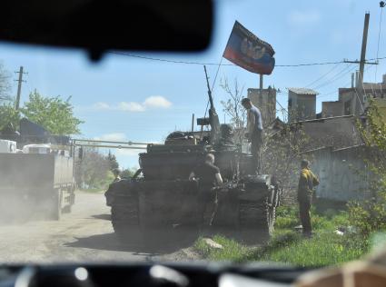 Донецкая область. г.Мариуполь. Военная техника и флаг Донецкой Народной Республики.