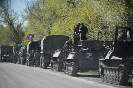 Донецкая область. г.Мариуполь. Колонна военной техники и флаг Донецкой Народной Республики.