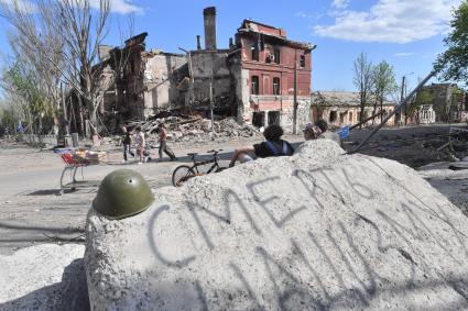 Донецкая область. г.Мариуполь. Военная каска на камне, где написано `Смерть нацизму`.