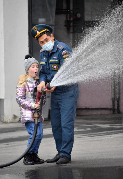 Москва. Во время посещения Московской пожарной части №31 юными спасателями и их родителями в преддверии Дня гражданской обороны и МЧС России.