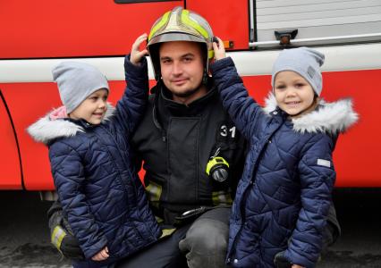 Москва.  Во время  посещения Московской пожарной части №31 юными спасателями и их родителями в преддверии Дня гражданской обороны и МЧС России.