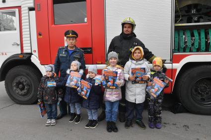 Москва. Во время посещения Московской пожарной части №31 юными спасателями и их родителями в преддверии Дня гражданской обороны и МЧС России.