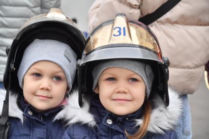 Москва. Во время посещения Московской пожарной части №31 юными спасателями и их родителями в преддверии Дня гражданской обороны и МЧС России.