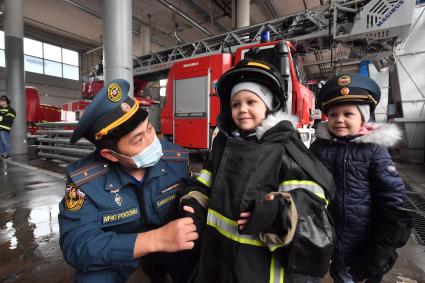 Москва. Во время посещения Московской пожарной части №31 юными спасателями и их родителями в преддверии Дня гражданской обороны и МЧС России.