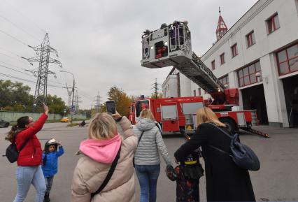 Москва. Родители во время посещения Московской пожарной части №31 юными спасателями и их родителями в преддверии Дня гражданской обороны и МЧС России.