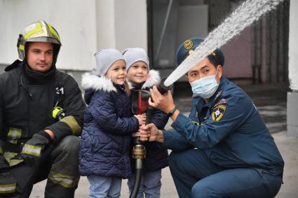 Москва. Во время посещения Московской пожарной части №31 юными спасателями и их родителями в преддверии Дня гражданской обороны и МЧС России.