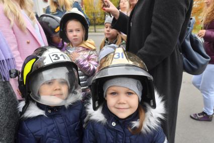 Москва. Во время посещения Московской пожарной части №31 юными спасателями и их родителями в преддверии Дня гражданской обороны и МЧС России.