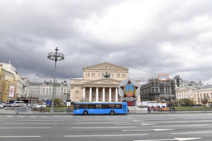 Москва. Декорации в виде `Ордена Победы` на Театральной площади перед зданием Большого театра.