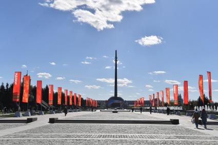 Москва. Флаговые конструкции в Парке Победы на Поклонной горе, приуроченные к празднованию 77-ой годовщины Победы в Великой Отечественной войне.